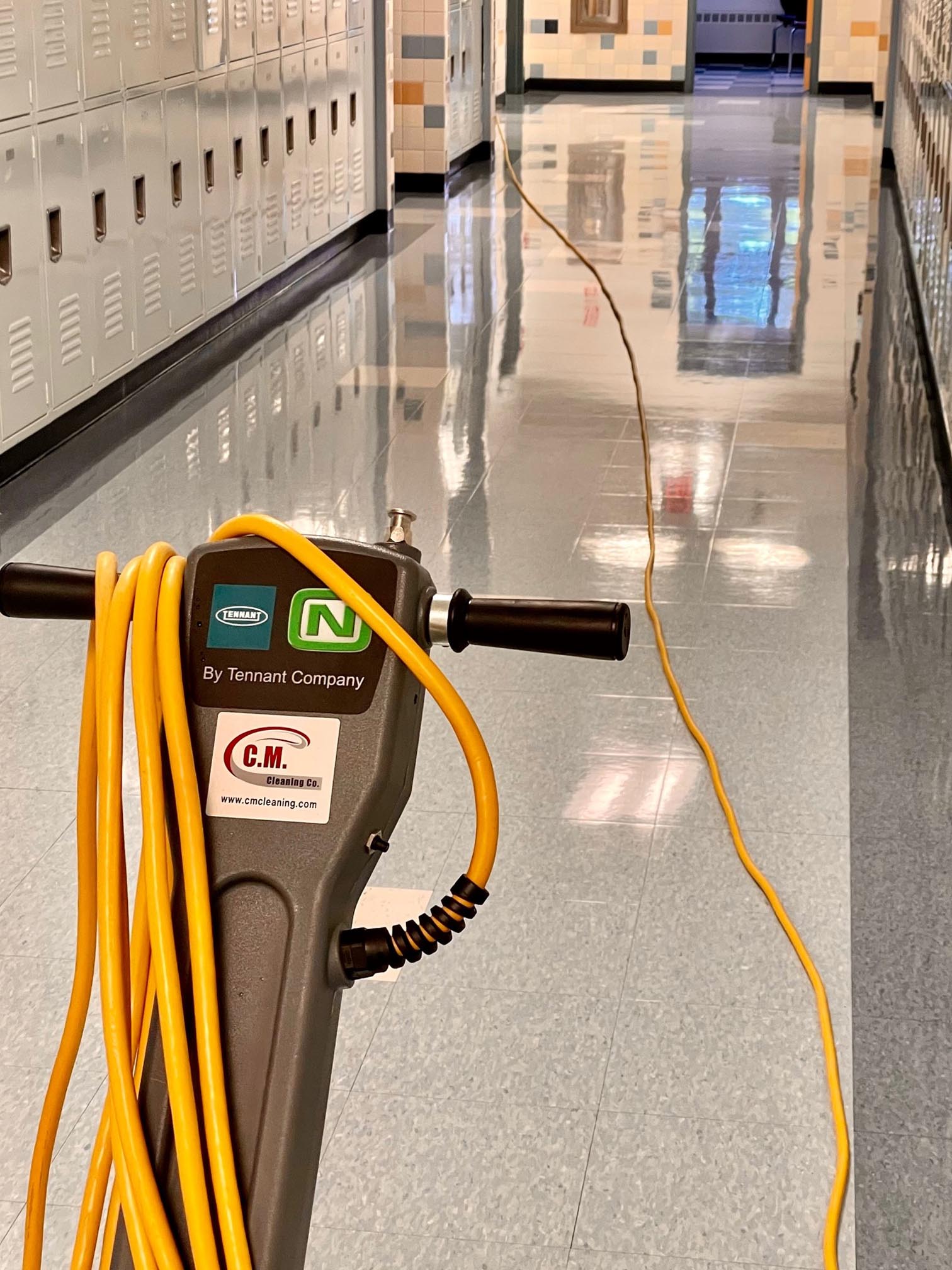 Hallway floor cleaning machine